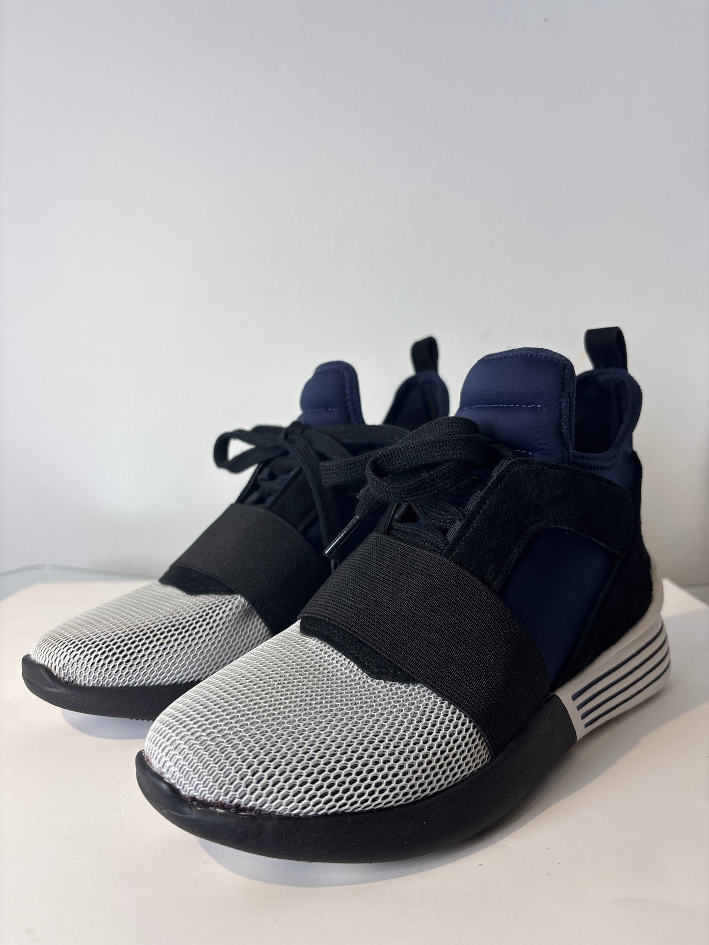 Kendall + Kylie ‘Braydin’ Trainer