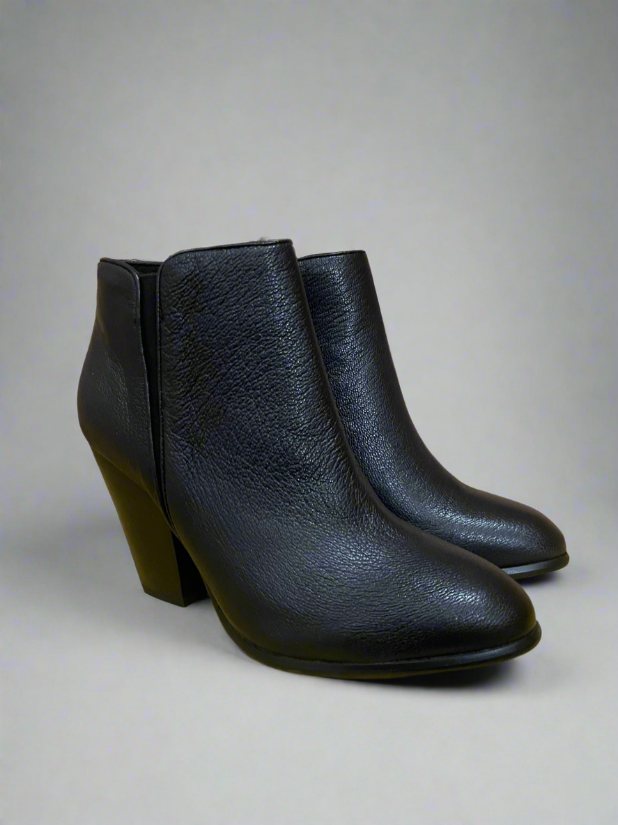 Lola Cruz ‘Pinot’ Ankle Boot