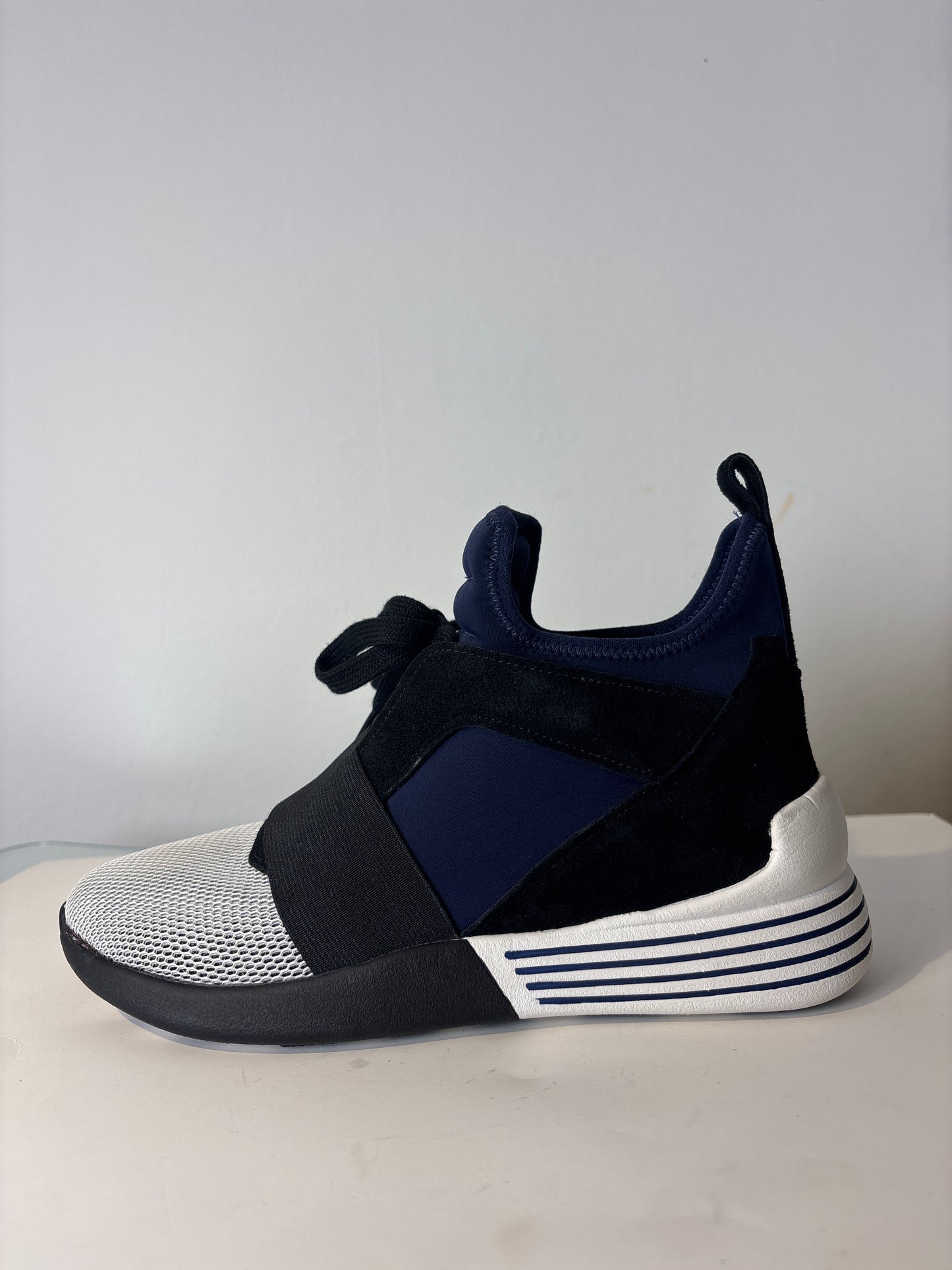 Kendall + Kylie ‘Braydin’ Trainer