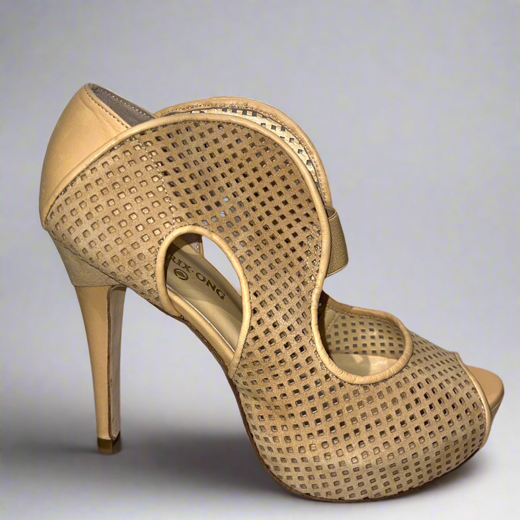 Beatrix Ong 'Isolde'