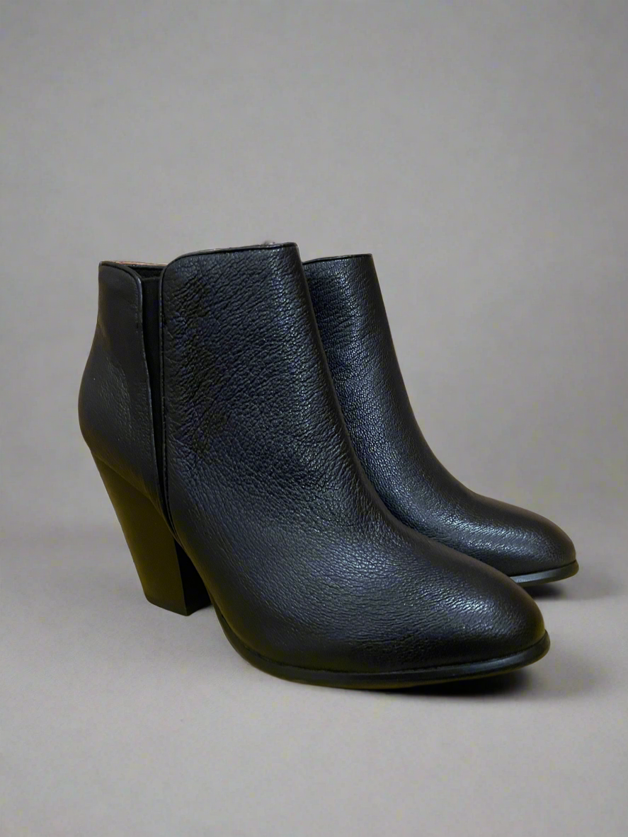 Lola Cruz ‘Pinot’ Ankle Boot