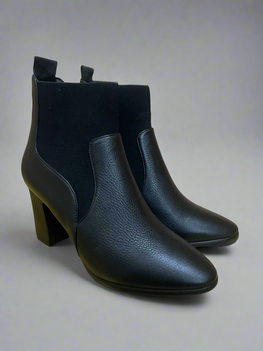 Lola Cruz ‘Quinn’ Ankle Boot