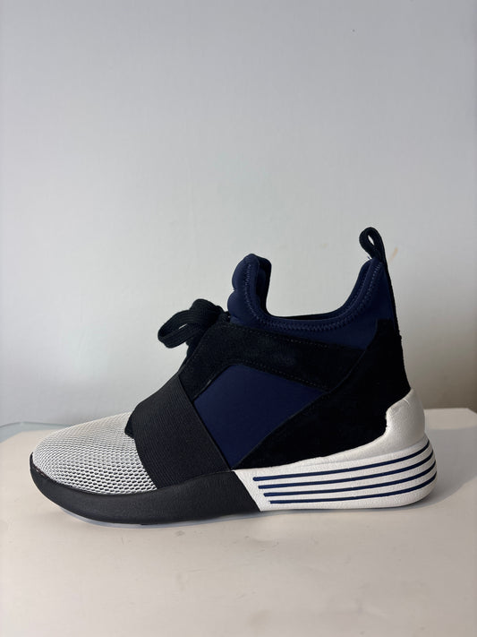 Kendall + Kylie ‘Braydin’ Trainer