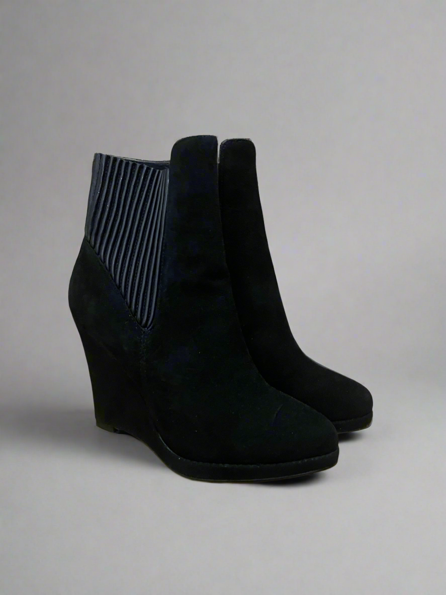 Lola Cruz ‘Merlot’ Ankle Boot